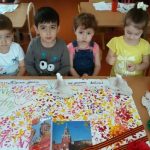 Дети создают коллективную композицию из салютов и изображений Кремля